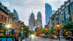 មុនពេលរាត្រីចូលមកដល់ ខណៈពេលដែលទីក្រុងកំពុងបើកភ្លើងភ្លឺយ៉ាងស្រស់ស្អាត អមដោយអគារទំនើបៗនៅកណ្តាលទីក្រុង Toronto